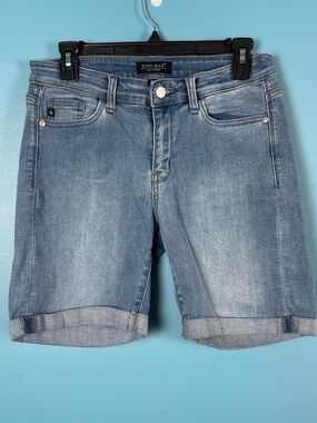 JUDY BLUE LIGHT WASH DENIM SHORTS. SIZE MED